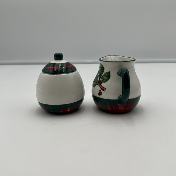 Vintage Christmas creamer and lidded sugar set Pacific Rim HollyBerry - Picture 2 of 16